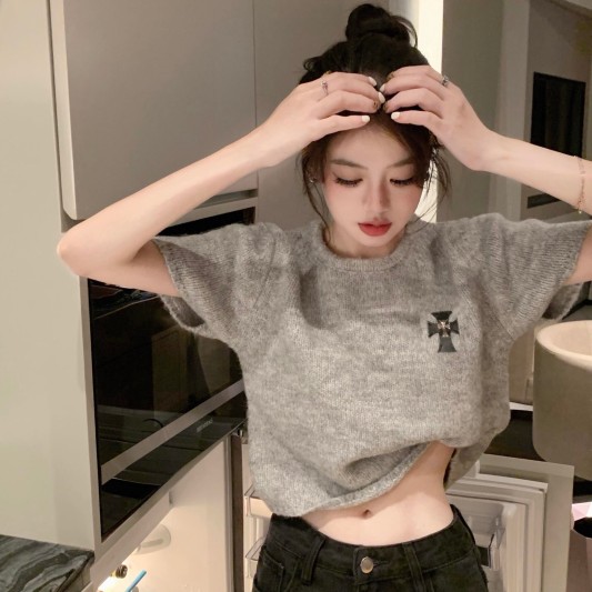 【预购】灰色短款十字架针织上衣